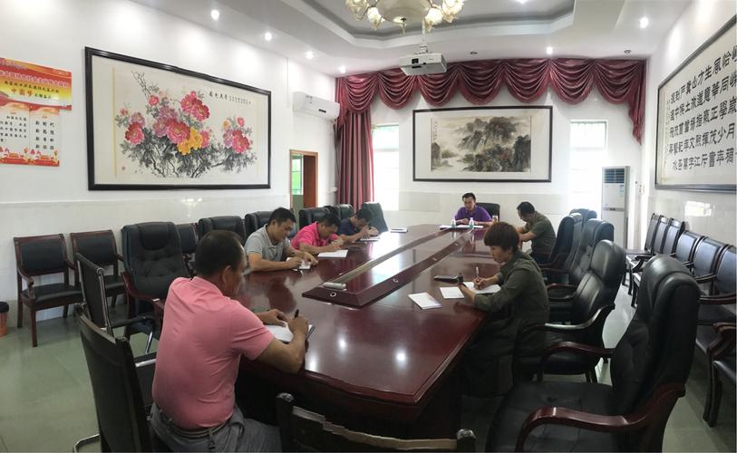 会议室主持召开林业股周例会,听取了林业股谢正强股长汇报上周工作