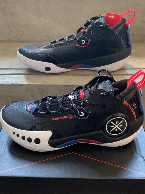 lining 幻影3 反光减震回弹篮球鞋 黑色 鞋身线条简洁