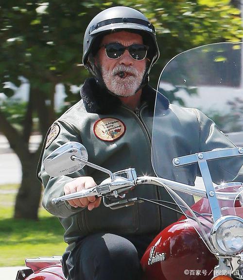 73岁施瓦辛格驾哈雷街头兜风,抽雪茄戴头盔墨镜遮面