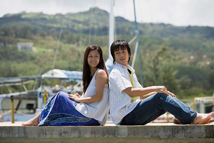 背靠着背甜蜜的情侣高清图片 图片