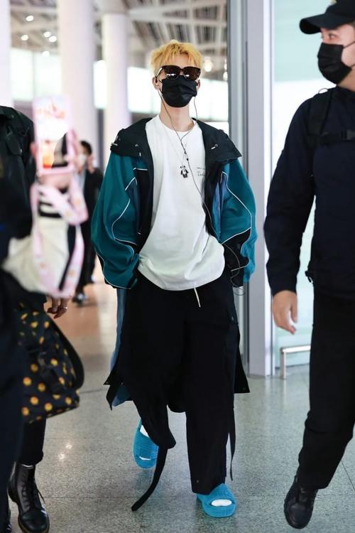 男星街拍|王嘉尔机场"遛弯儿",甄子丹与基努在巴黎新