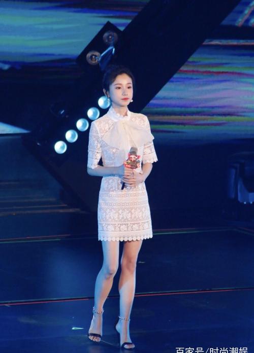 这么迷你的"纸片裙"姜梓新还穿得下,明玉小姐姐有70斤