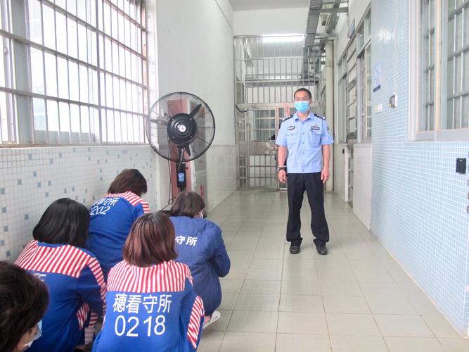 市二所安全转押30余名女在押人员