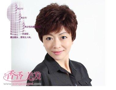 中老年适合的短发烫发头型 六十岁老年短发图片