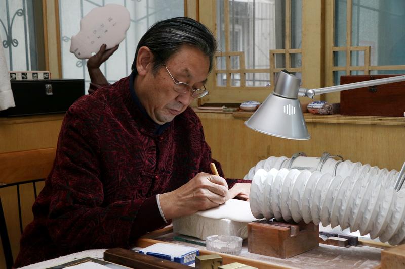 著名书法篆刻家傅伟华追梦数十载 创作出甲骨文钧瓷龟甲片获赞