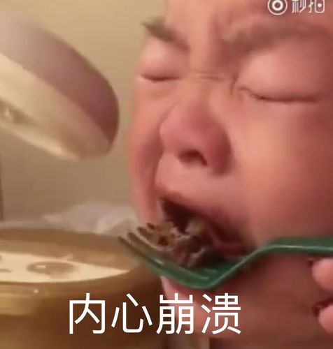 可爱的宝宝刚要张嘴吃 这妈妈就来一句"是不是屎" 把宝宝吓得往后一