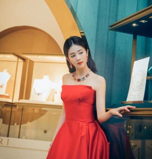 白鹿晒美照,身穿性感礼服露出纤细线条,长发也是美到犯规