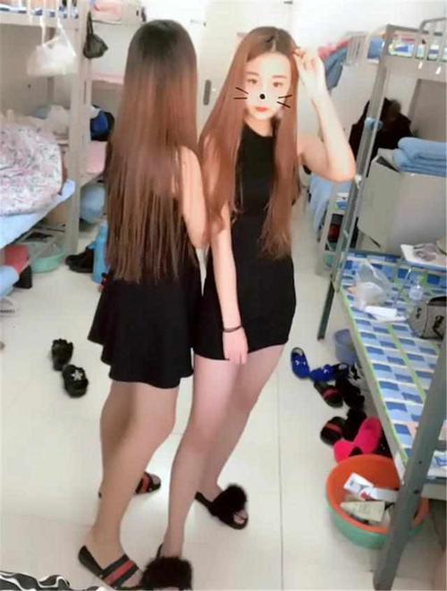 "校花穿着小背心在宿舍里练功?"哪个男生看了不心动!哈哈哈哈