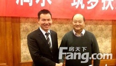 原江苏省人大副主任丁解民(右)向碧桂园集团沪苏区域总裁谢金雄颁发