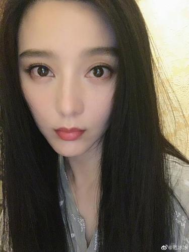 组图:范冰冰晒九宫格美照宠粉 五官精致肤白胜雪状态好