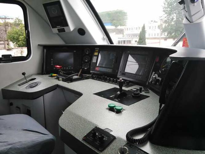 不能进去的,对于一些乘客来说,火车司机驾驶室还是比较有好奇心的