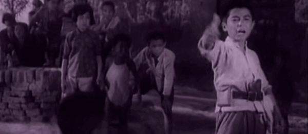 血与火的熔炼成就了真正的小战士   《地道战》