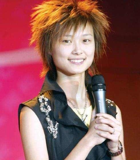 李宇春是超女出身,刚出道的李宇春总是穿着中性打扮,十分帅气