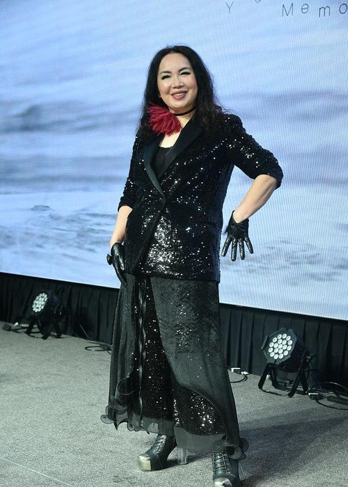 66岁的苏芮一身黑装魅力不减举办35周年音乐会献唱嗨翻天