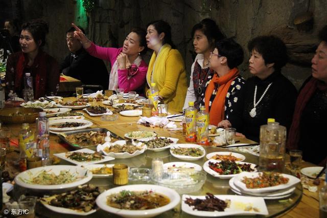 过年婆家人家庭聚餐,偶尔听到大姑姐的无理言论,我大闹聚餐现场