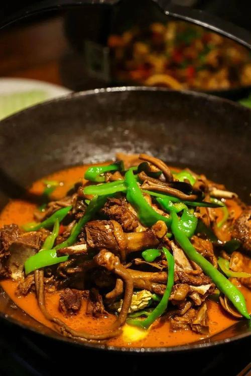 诱人的吊锅鸭端上桌,肉质紧实而不柴