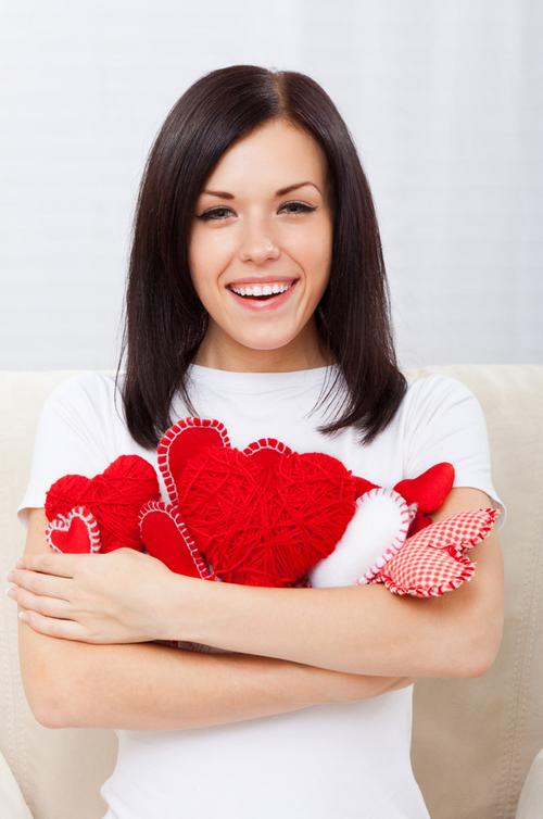 抱着爱心的美女图片[高清图片,jpg格式]