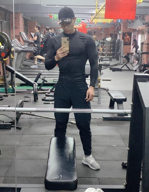 28岁肌肉小哥哥,撩起衣服就是腹肌,一看就是健身房挥汗如雨的结果!