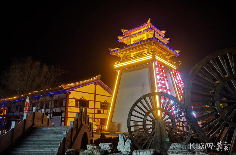满城区未央广场夜景. 通讯员 赵大鹏 摄满城区地标"大草莓".