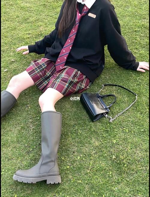 学院派说的就是我这种酷爱校服穿搭的女生吧_靴子_穿搭_校服_乐福鞋