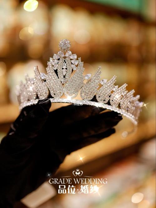 婚纱皇冠|是戴上就不想换下来的奢华皇冠_婚纱_配饰_品位婚纱攻略