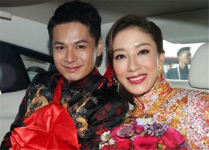 杨怡和老公罗仲谦结婚照