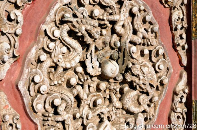 (  )图为皇极殿门窗下部的浮雕云龙图案.