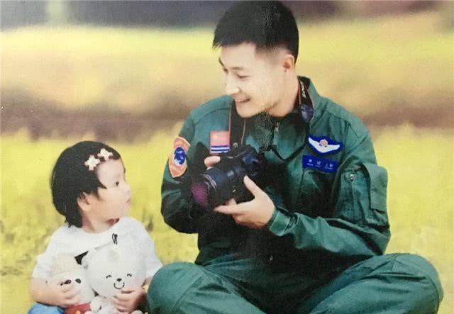 飞行员张超牺牲时女儿刚会叫爸爸,如今过得怎样?国家举动太暖心