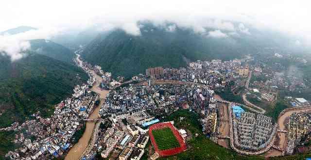 图为鸟瞰彝良县城.