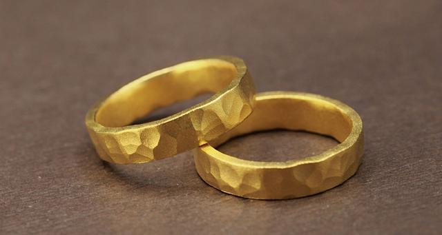 正面是520字样,大概三克左右.口味王金戒指是4个9的黄金.