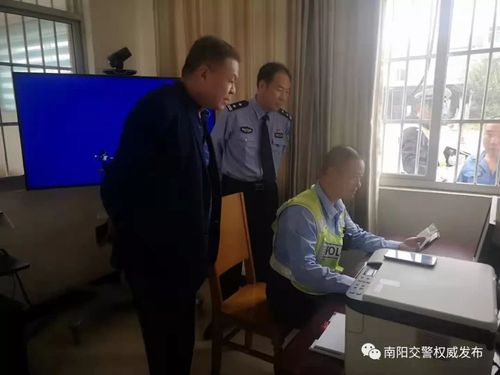 南阳市公安局党委委员,交管支队长崔春晖深入新野县督导大庆安保工作