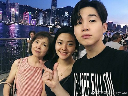 8月21日晚上,henry刘宪华在微博晒出与妈妈和妹妹同游香港的照片,还与