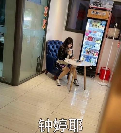网红钟婷意外暴露真实身材,"大象腿"尤其明显