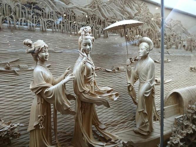 雷峰塔里面的墙壁上有浮雕,刻着《白蛇传》情节图,如昆仑盗草,雨中借