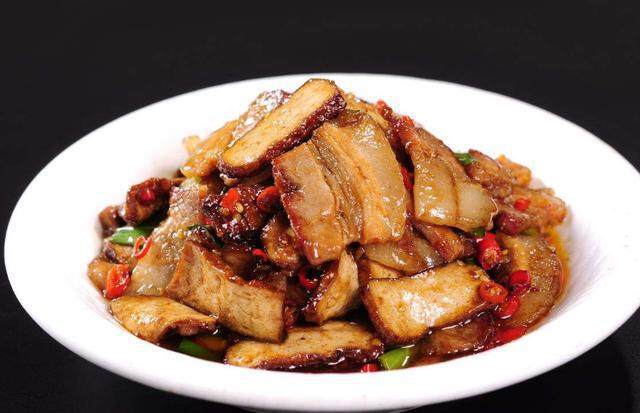 食材:香干150克,瘦五花肉200克,八角1个,香叶1片,红椒20克,青椒25克