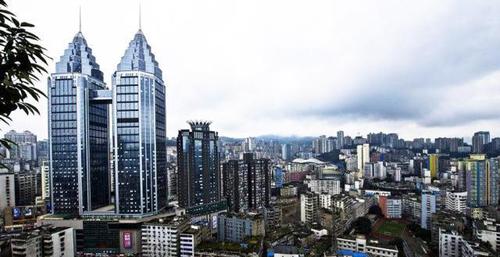 泽胜中央广场位于涪陵最热闹的商圈高笋塘,被称为是双子塔,两座