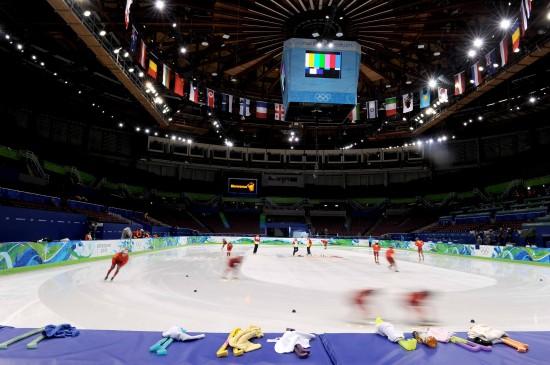 图文-中国短道速滑队赛前训练 场馆内热火朝天训练