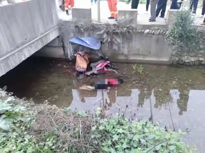 峨眉山市一河沟内现女尸