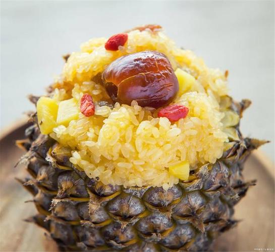 傣族的菠萝饭是酸甜味的,糯米花生菠萝