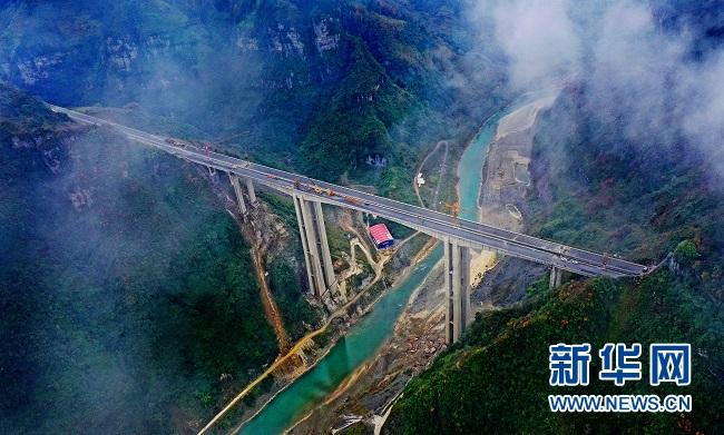 石黔高速控制性工程郁江河特大桥全幅贯通