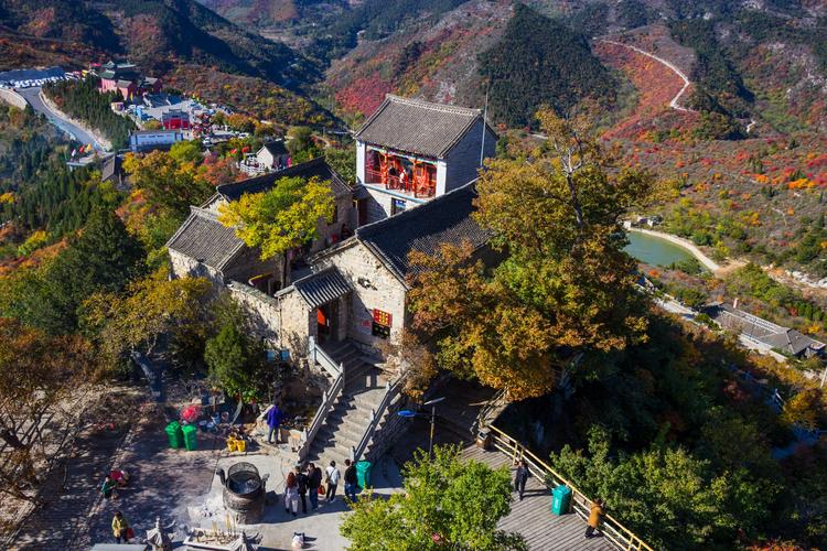 会当凌绝顶 柏尖山峦红