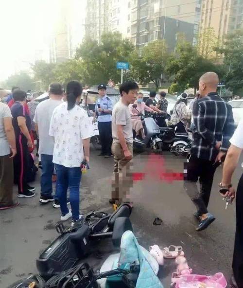 9月23日上午,河南平顶山市一小学门口发生车祸,据现场目击者称,事故