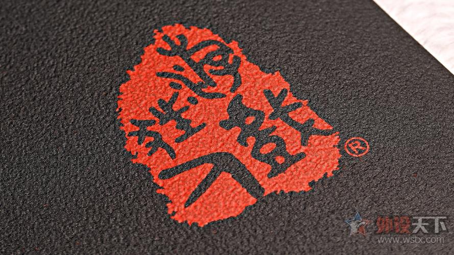 鼠标垫上的logo采用了丝网印刷工艺,细节做工到位,笔者用