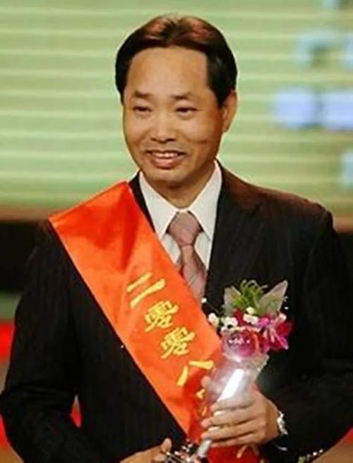 湛江首富陈华近照头发花白戴老花镜岁月不饶人