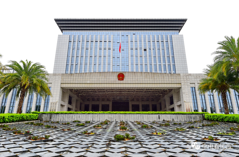 江西省赣州市会昌县行政中心办公楼下半旗志哀.朱海鹏 摄