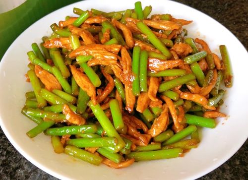 蒜苗炒鸡肉