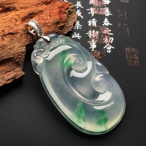 飘花翡翠如意挂件的美以及如意的来历和寓意