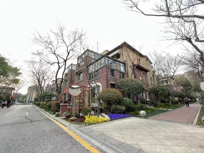 龙湖悠山郡叠加别墅带花园总价只需195万使用面积260平