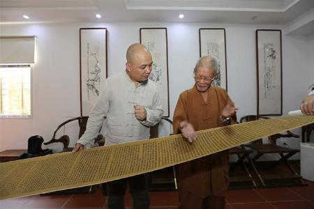 泉州开元寺获赠复刻原版唐咸通九年雕版《金刚经》