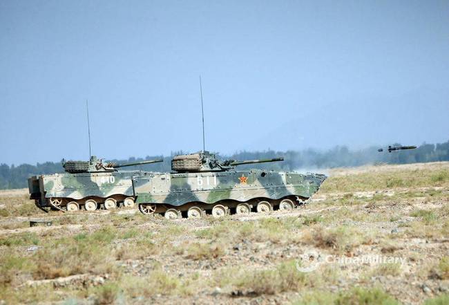 首曝解放军04a步兵战车发射100mm炮射导弹